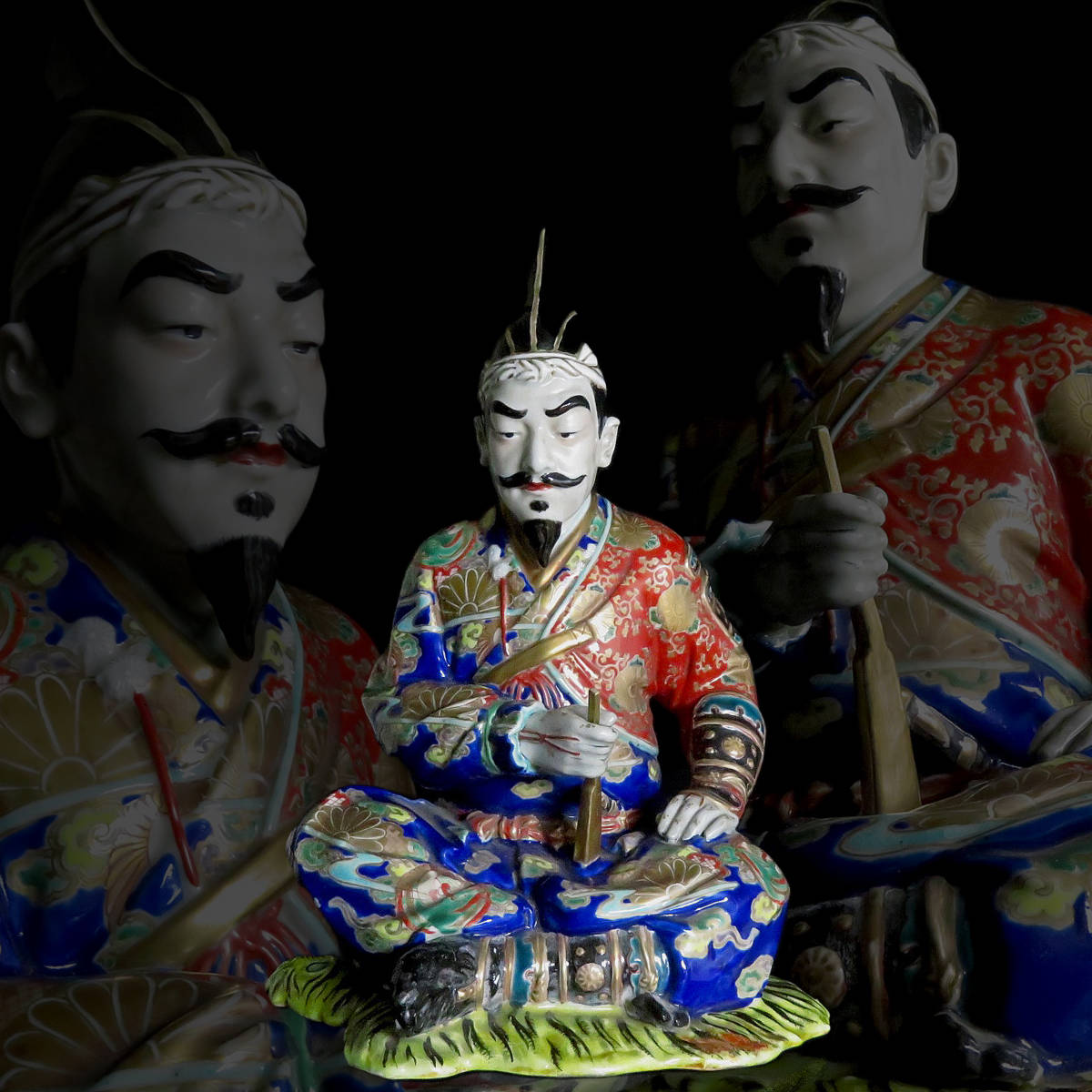 【SAKURAYA】時代ある希少な作品【古九谷 金襴手 色絵 金彩 楠木正成像】青九谷 武人像 武将 細密彫刻 置物 骨董品 古美術品 箱付 高さ35cm