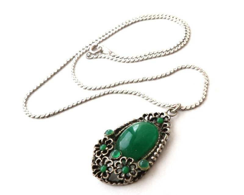 ★70s vintage green stone flower motif pendant necklace