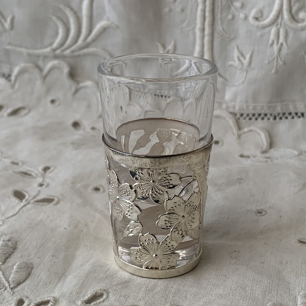 銀製 花透かしショットグラス 酒器 ぐい呑み 昭和時代 銀製刻印 彫金草花図 桜　さくら