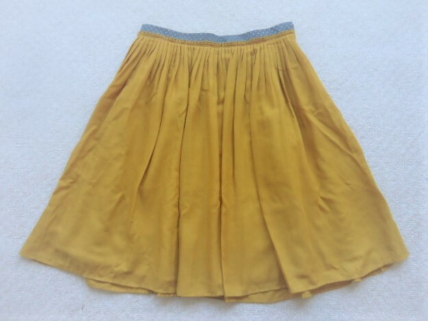 ■ SUIVI. (オンワード樫山)■からし色のプリーツスカート　サイズ W65-69■