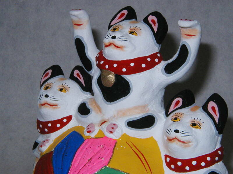 郷土玩具「小幡人形（球のり招き猫）」