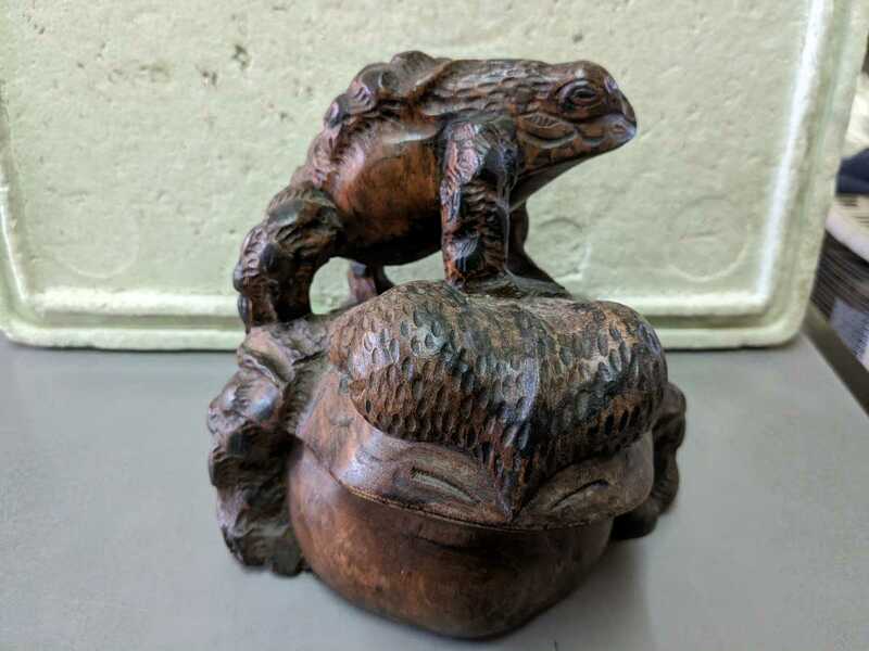 古い　木彫りカエル　　無垢材　　時代物　蛙　置物　いぼガエル