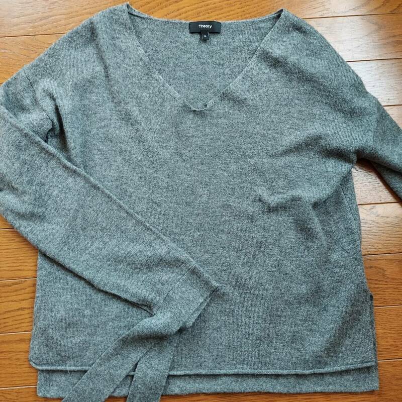 Theory　グレーの袖が特徴的なセーター