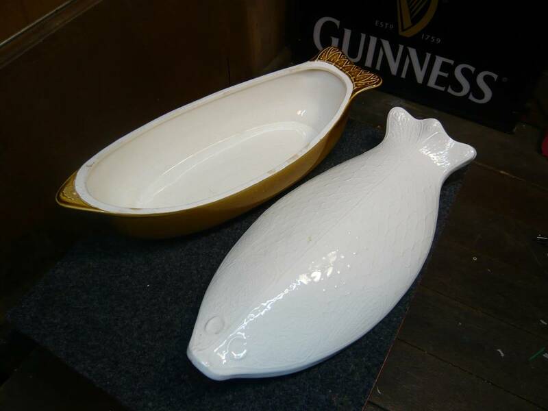 魚の形のキャセロール　変わった形のキャセロール　大皿 魚 プレート　魚型陶器