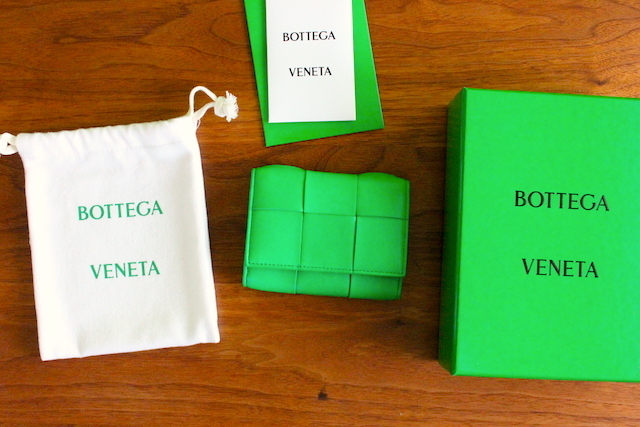 六本木店購入 新品 レシート付 Bottega Venanta 二つ折りカードケース パラキート Bi-Fold Card Case ボッテガ ヴェネタ グリーン