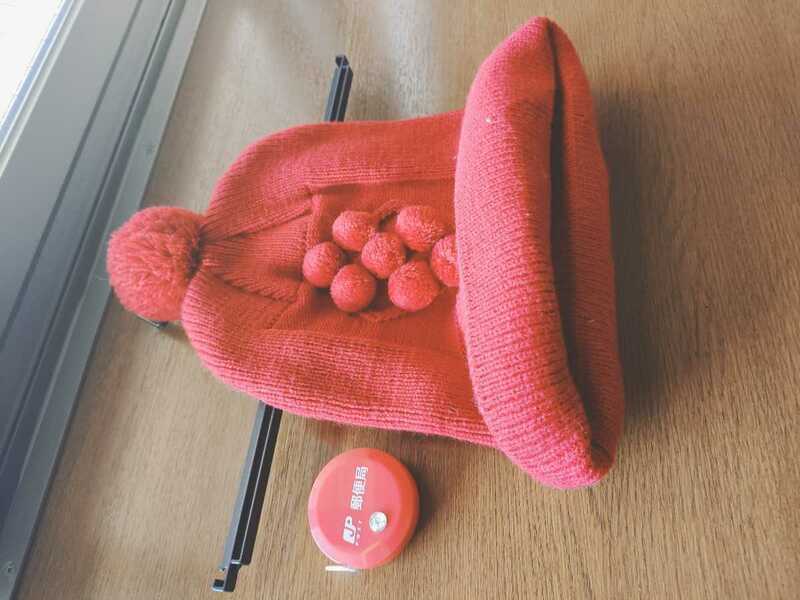冬用　帽子　ニットキャップ　ボンボン　編物　防寒　暖か素材　赤　フリーサイズ　新品同様　試着のみ　かわいい　ユニセックス　
