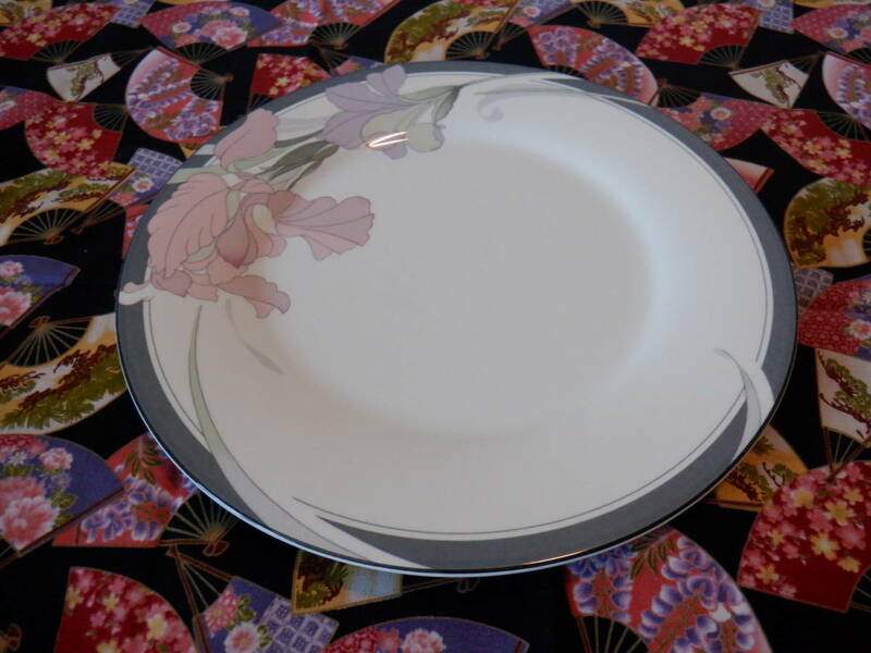 Ｂ１２　ＮＯＲＩＴＡＫＥ『ノリタケ（NEW DECADE）★ピンクと淡いパープルの花模様の大皿～直径２７ｃｍ』～箱なし　レンジ・オーブンOK!