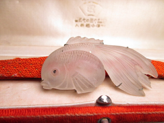 【江月】アンティーク・巴 可愛い金魚の帯留め 共ケース付