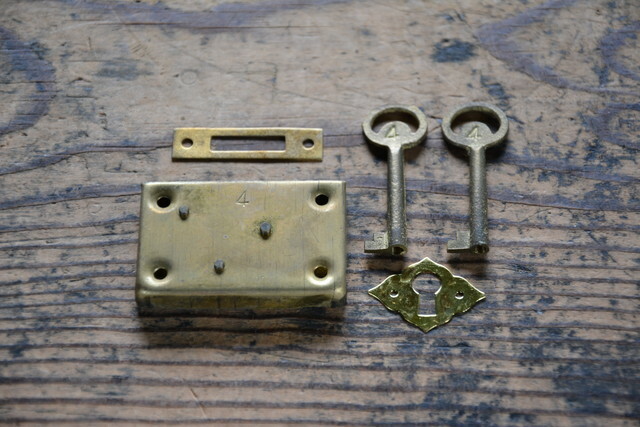 NO.9110 古い真鍮の面付引き出し錠 50mm 検索用語→A50gアンティークビンテージ古道具真鍮金物鍵小引き出し本箱