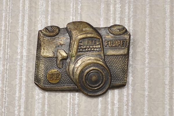 昭和レトロ■ 富士フィルム ご愛用記念 FUJIPET EE カメラ型 ピンバッジ バッヂ 徽章 FUJI　カメラ