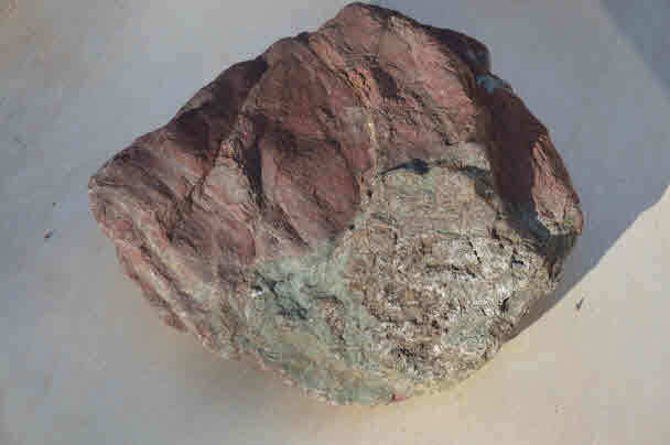 天然石　 赤石　 重量　　約１０キロ 　