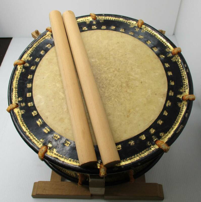 S-899　和太鼓　小太鼓　楽器　締太鼓　置台付き　バチ付き　音良　経年品　約50～60年前品