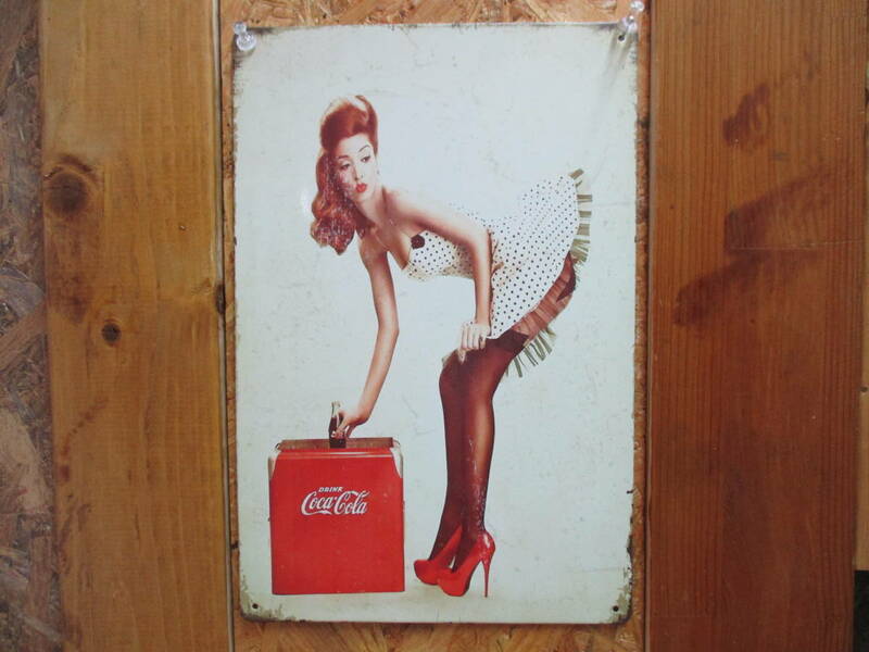 新品 壁掛けプレート コカ・コーラ Coca-Cola セクシーガール 美女 パネル 壁飾り インテリア雑貨 ブリキ看板 昭和レトロ パンツ お尻