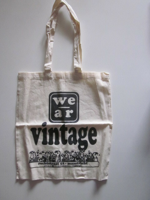 オランダ　マーストリヒト　古着屋　 ショップ袋　エコバッグ 薄地 布 絵　ビンテージ　ヴィンテージの文字　 ロゴ