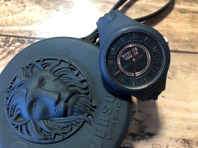 未使用近 新品同様 純正ケース付 レア VERSACE ヴェルサーチェ VERSUS VSPOQ4119 ブラック ロゴダイアル ラバー クオーツ 腕時計