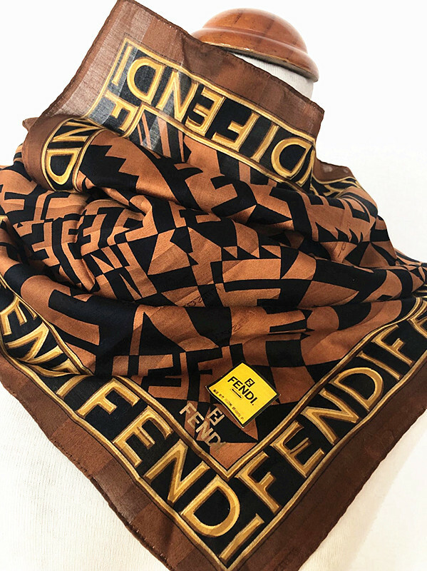 【レア柄】 フェンディ FENDI◆ハンカチミニスカーフ★膝掛け（1213D52400）