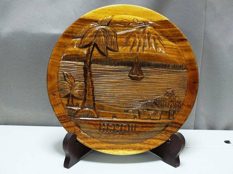 ハワイ　ヴィンテージ　ウッド オーナメントプレート　木彫り 飾り皿　直径26ｃｍ　飾り台付　インテリア レトロ オブジェ　
