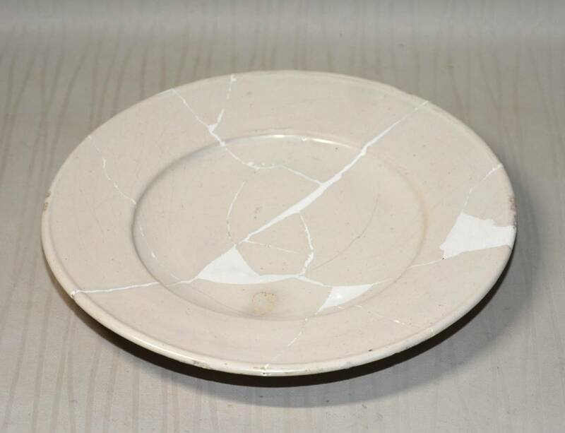 初荷です ◆17世紀 デルフト アンティーク 白磁皿 飾皿 石膏修理 ◆フチに何箇所か虫喰いあり オランダ焼 希少です 皿立は付きません