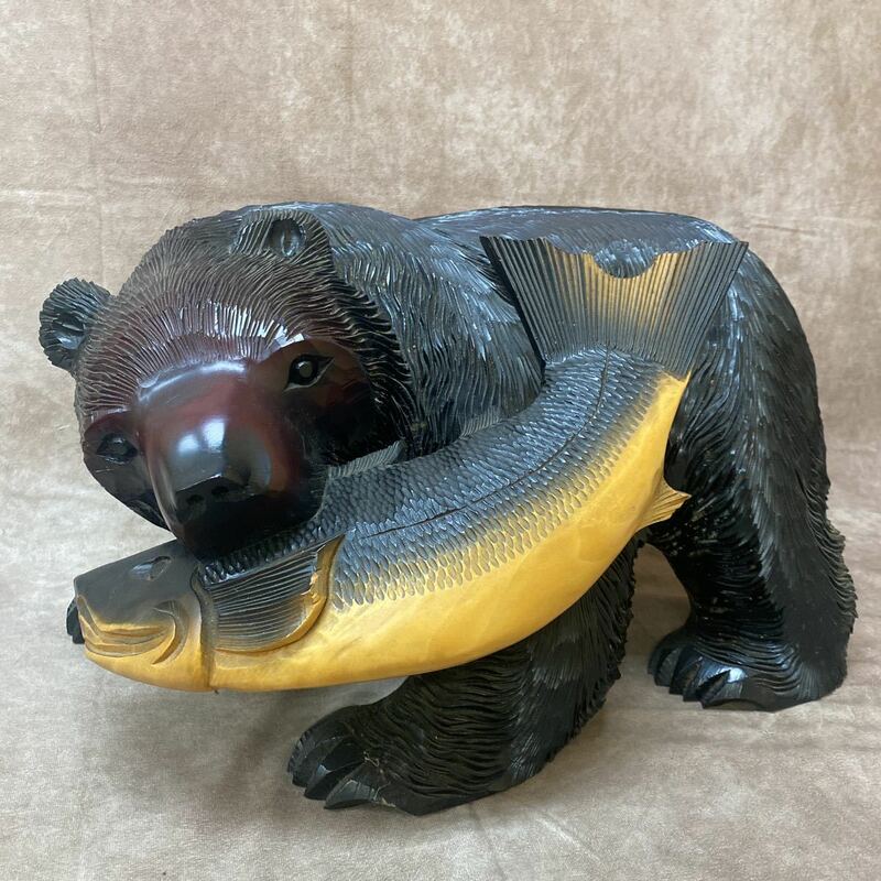 迫力！ 大きな 木彫りの熊 シャケを咥えた熊 横約50cm 北海道 工芸品 民芸品 巨大な熊の置物 飾り オブジェ 木製 奈良発 直接引き取り可