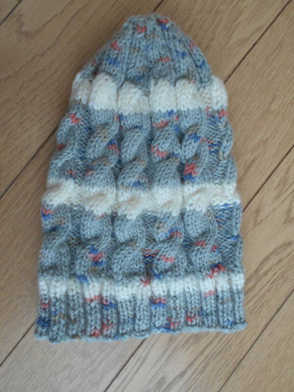 手編みの帽子 グレー混ざり糸と白色縄編み 　クリックポスト１８５円
