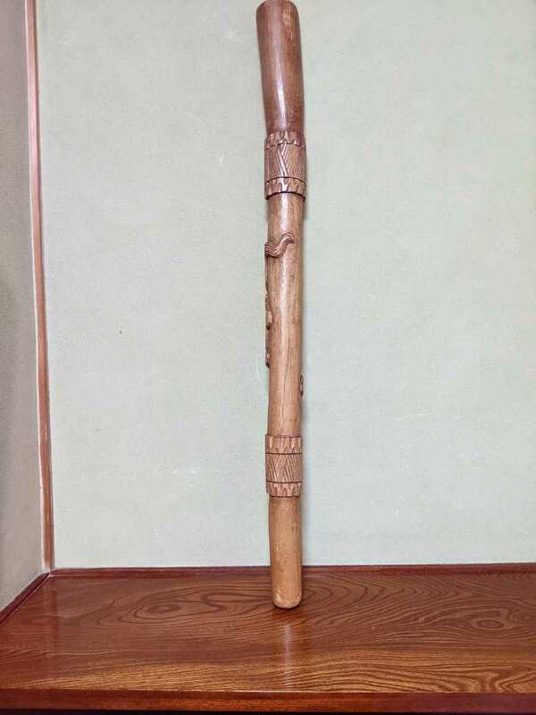 民族楽器　ディジュリドゥ　オーストラリア大陸の先住民アボリジニの金管楽器　木製　発音原理から木管楽器ではなく金管楽器に分類