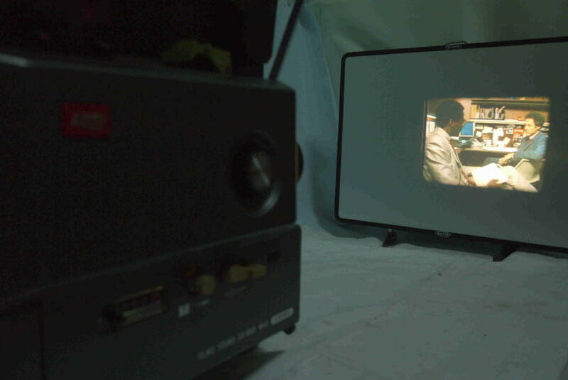 ステレオサウンド８ミリ映写機　エルモ　ＥＬＭＯ　ＧＳ８００ STEREO　２スピーカー搭載　２トラック磁気光学　映写速度調整 明るい映像