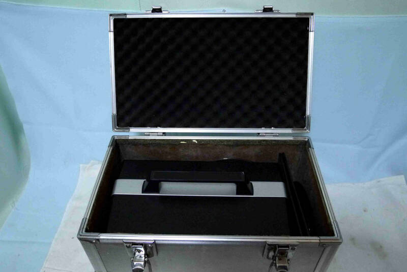サウンド及びサイレント映写機など 　８ミリ映写機及びリール関連機材の収納ケース及び持ち運びバック　アルミ製キャリーケース 