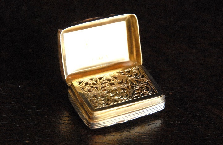 アンティーク　１７９７年　純銀製、金彩と透かしの素敵なビネグレッタ（ｂ５４）【郵パック無料発送】