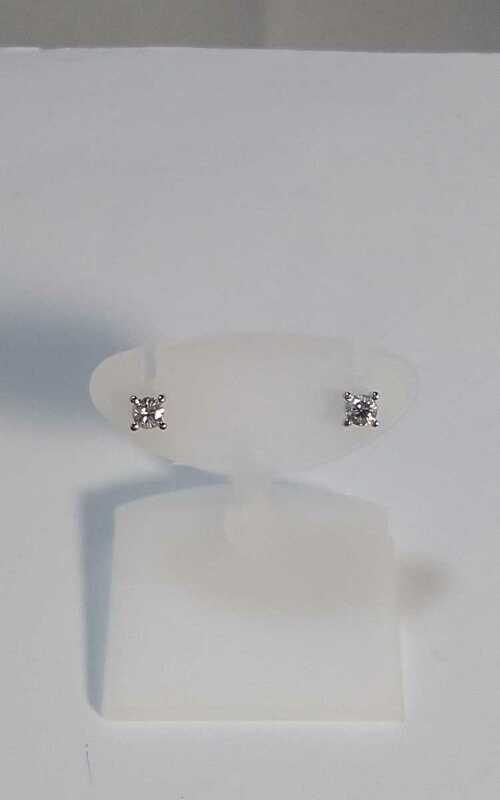 Ptダイヤピアス！0.20ct.。４点留め。