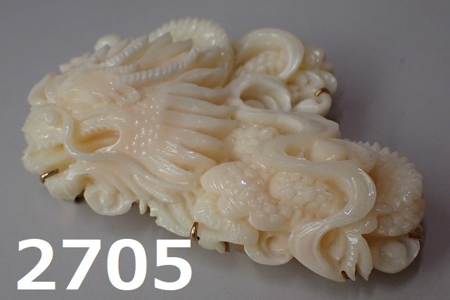 AC-2705　本珊瑚　細密彫　龍の図　帯留　ブローチ