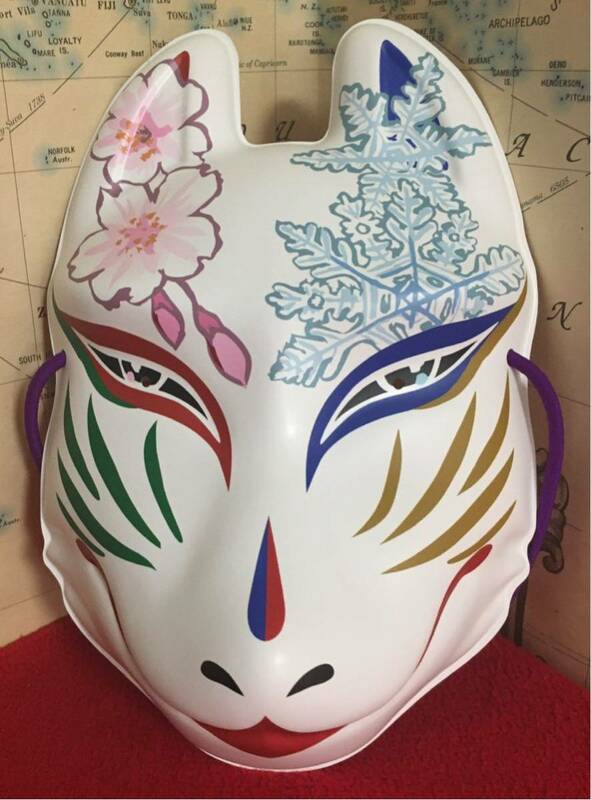 日本の伝統美「お面」祭り縁日に花鳥風月柄の狐面]やや太めの紫紐が付いています 定形外にてお届け致します