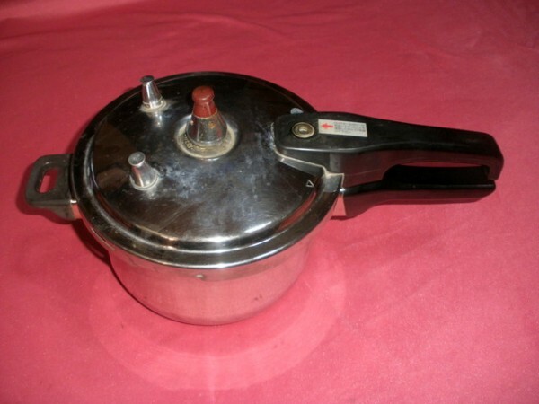 ＵＳＥＤ 圧力鍋 サイズ直径約１８ｃｍ シルバー系