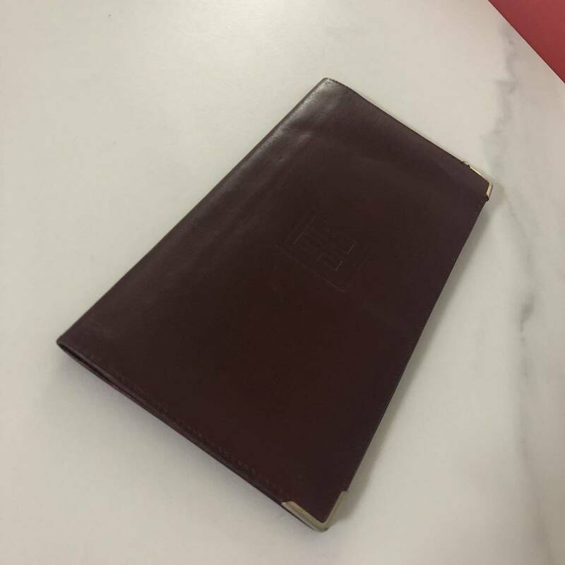 ◆◆◆ジバンシイ　スペイン製　薄型　長財布　上品なレッド　本革　カードケース