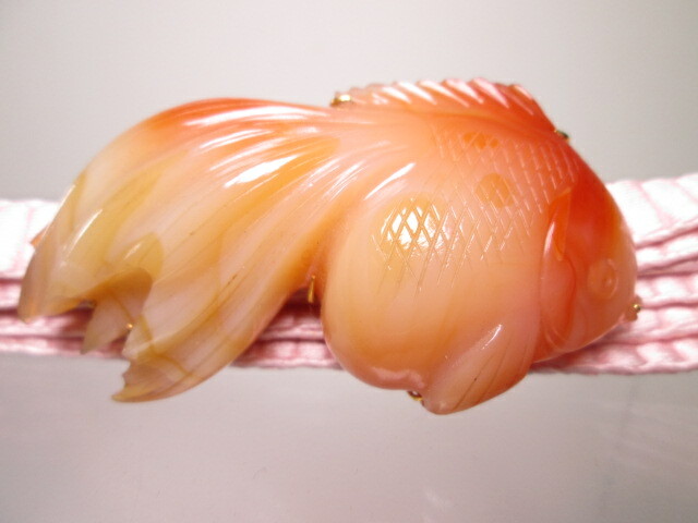 【江月】 アンティーク・K18 本瑪瑙 可愛い金魚彫刻の帯留め ケース付