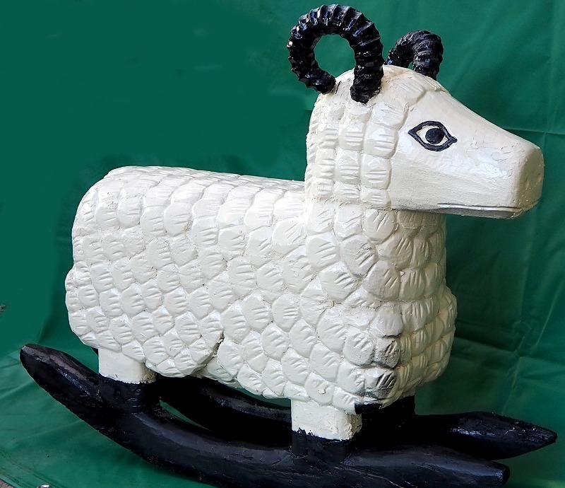 木製遊具　子供の遊具　インテリア　置物　羊の木馬　大きな羊　中古　サイズは長さ90cm(木ソリの部分)