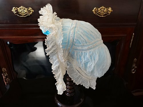 Grace アンティーク フランス 19世紀半ば 極薄リネン に 白糸刺繍 の ベビーボネ ぐるり68cm