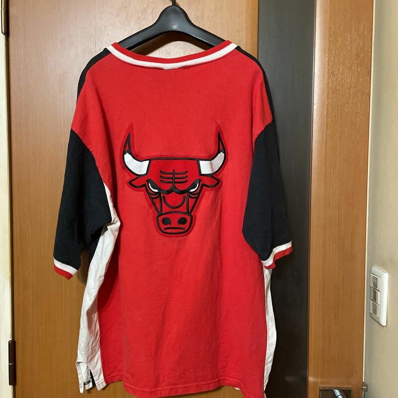 希少 90s『CHAMPION』CHICAGO BULLS Vネックバックロゴ半袖カットソー NBA バスケ チャンピオン シカゴブルズ 古着 VINTAGE ストリート