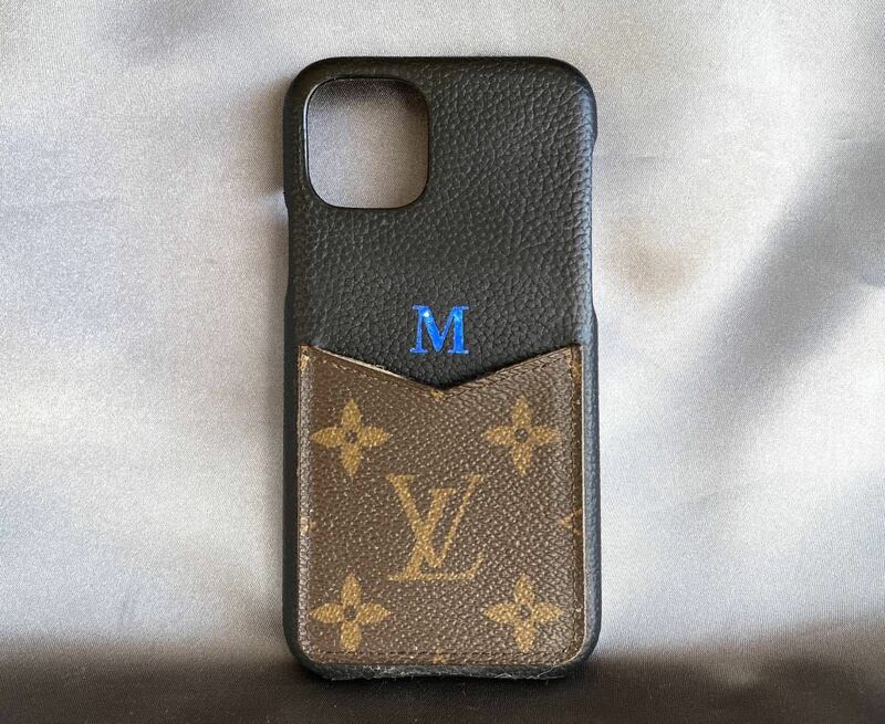 Louis Vuitton ルイヴィトン iPhone11 Pro ケース 黒レザー モノグラム 茶 バンパー イニシャル入 カードポケット LV iPhoneケース P760