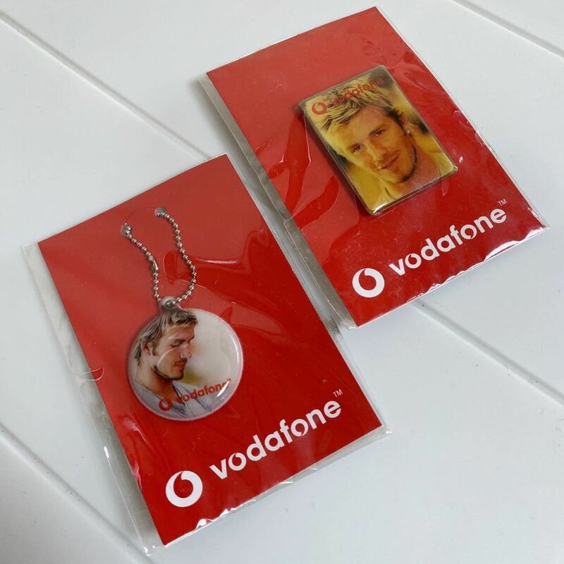 未使用 vodafone ボーダフォン ベッカム キーホルダー ピンバッジ 2点★ノベルティ チャーム デビッド・ベッカム