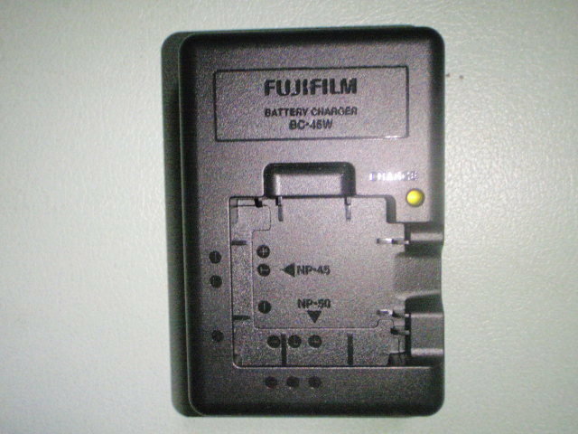 F002-01-4　FUJIFILM製バッテリー充電器 BC-45W
