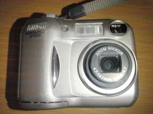 Camera-N-5 Nikon製デジタルカメラ　COOLPIX 2100