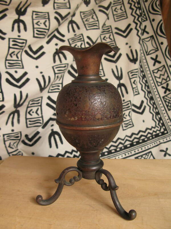 花入れ　金属製オブジェ　アンティーク　花瓶　真鍮製　神奈川より６０サイズ　 (s278)