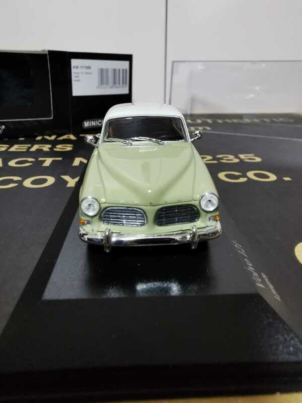 ボルボ　アマゾン　VOLVO 121Amazon 1966年式　ツートンカラー　2ドア　レア　絶版品　ミニチャンプス製　MINICHAMPS 1/43 未使用未展示品