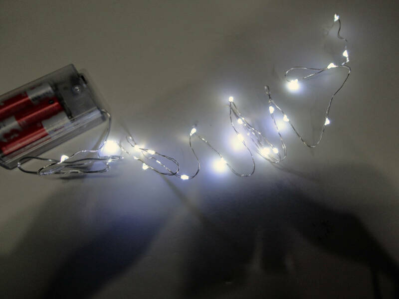 LEDひもライト 白色 約1ｍにLED20個 55mm間隔 乾電池仕様 ＬＥＤイルミネーション ドールハウス ミニチュア 照明 に 白LED 電池 簡易タイプ