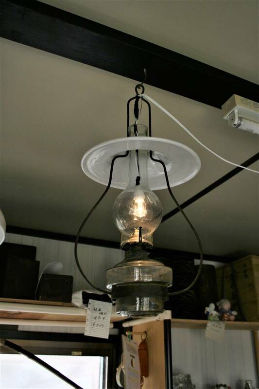 古いオイル吊りランプです　豆電球をセットして使用出来る様にした物です。