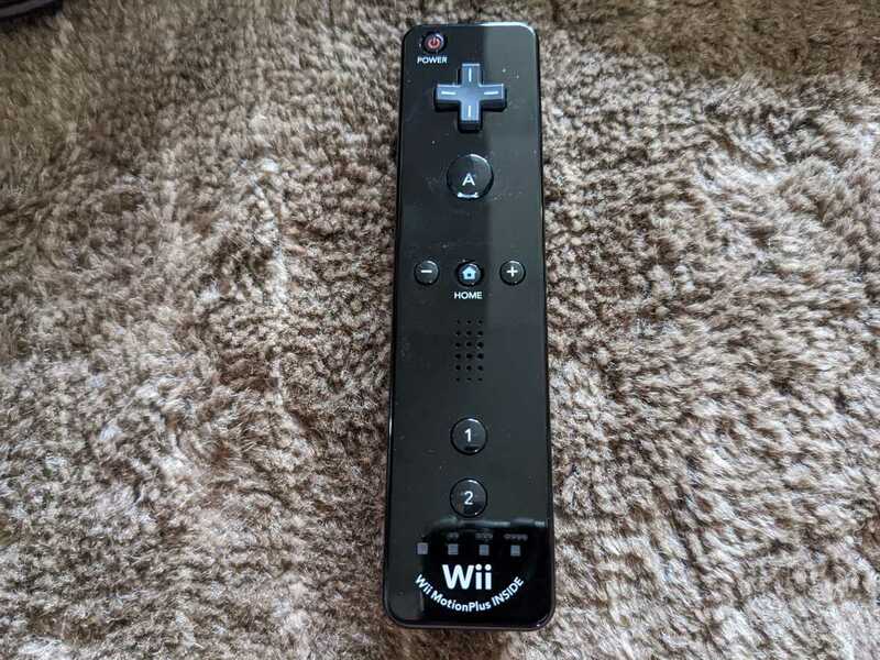 Wiiリモコンプラス　黒　クロ　コントローラー　動作品　ボタン付き電池蓋