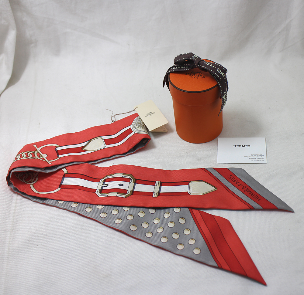 【HERMES】エルメス　ツイリー スカーフ GRAND TRALALA　063778S　レッド×グレー シルク100%　未使用