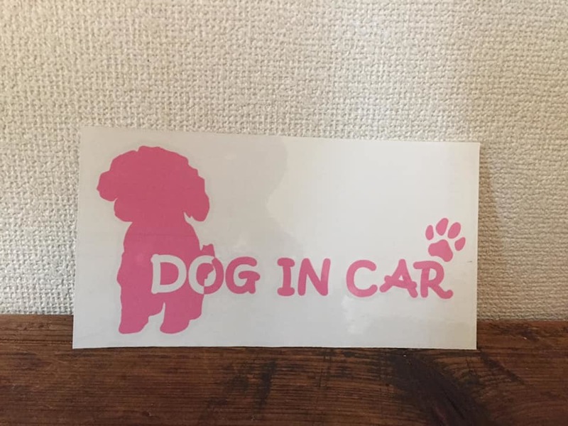 ■ Dog in car ■　トイプードル　カッティング　ステッカー　犬 アニマル シール デコ 雑貨 インテリア 車 ピンク