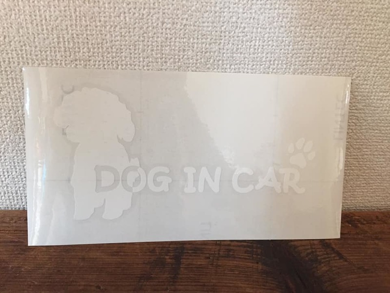 ■□■ Dog in car トイプードル　カッティング　ステッカー■□■　 アニマル シール デコ 雑貨 インテリア 車 ホワイト