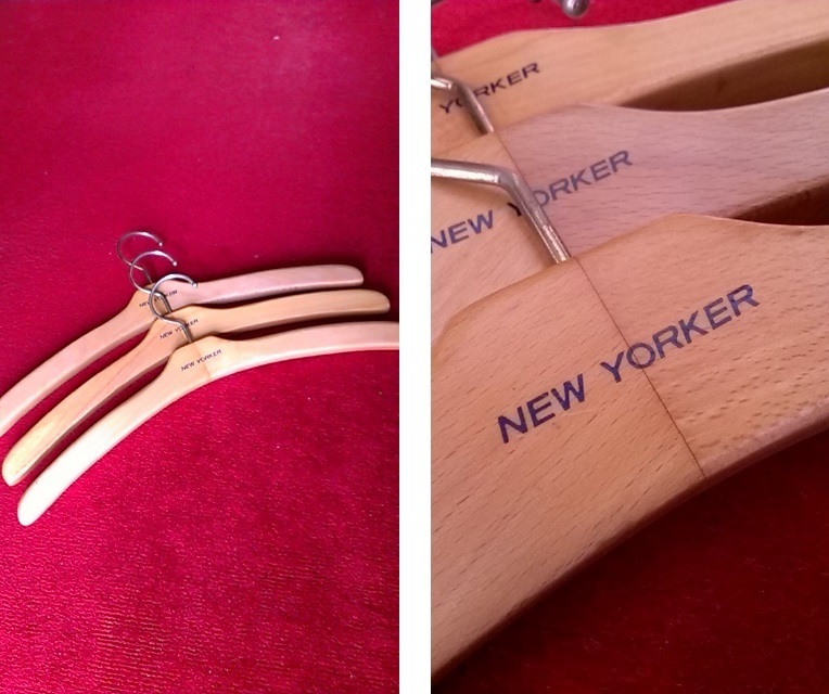 ●限定品 ニューヨーカー NEW YORKER ロゴ入り 木製天然無垢材ハンガー3本セット★白木 ・非売品